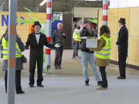 906111 Afbeelding van een ontvangstcomité bij de opening van de nieuwe Stationshal van het Centraal Station aan de ...
